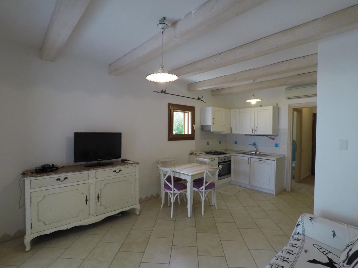 La Corte Degli Ulivi Appartamenti Cala Liberotto Luaran gambar